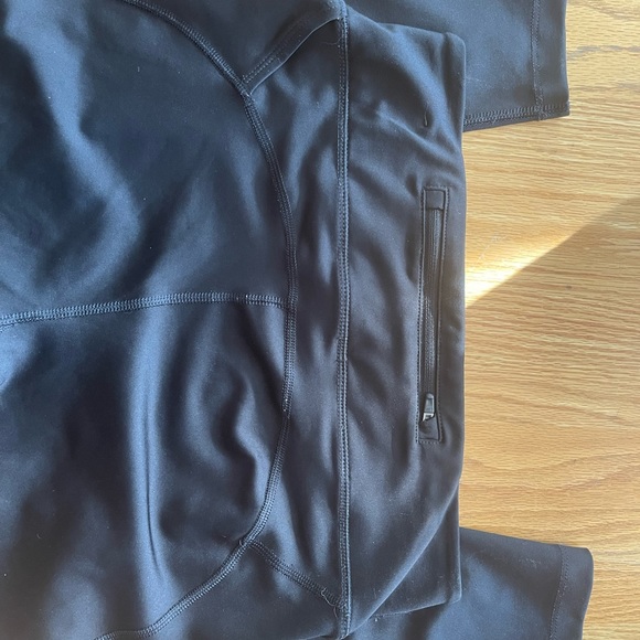 Nike women’s leggings with back pocket - Picture 2 of 3